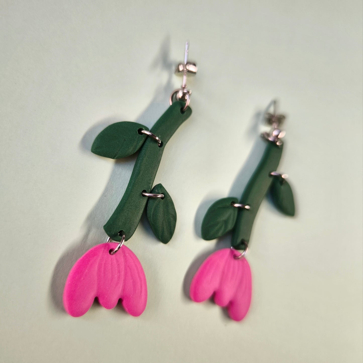 Pendientes artesanales en arcilla polimérica flor tulipan. Hipoalergenicos, livianos. Hechos en España. Stock limitado. Acero inoxidable
