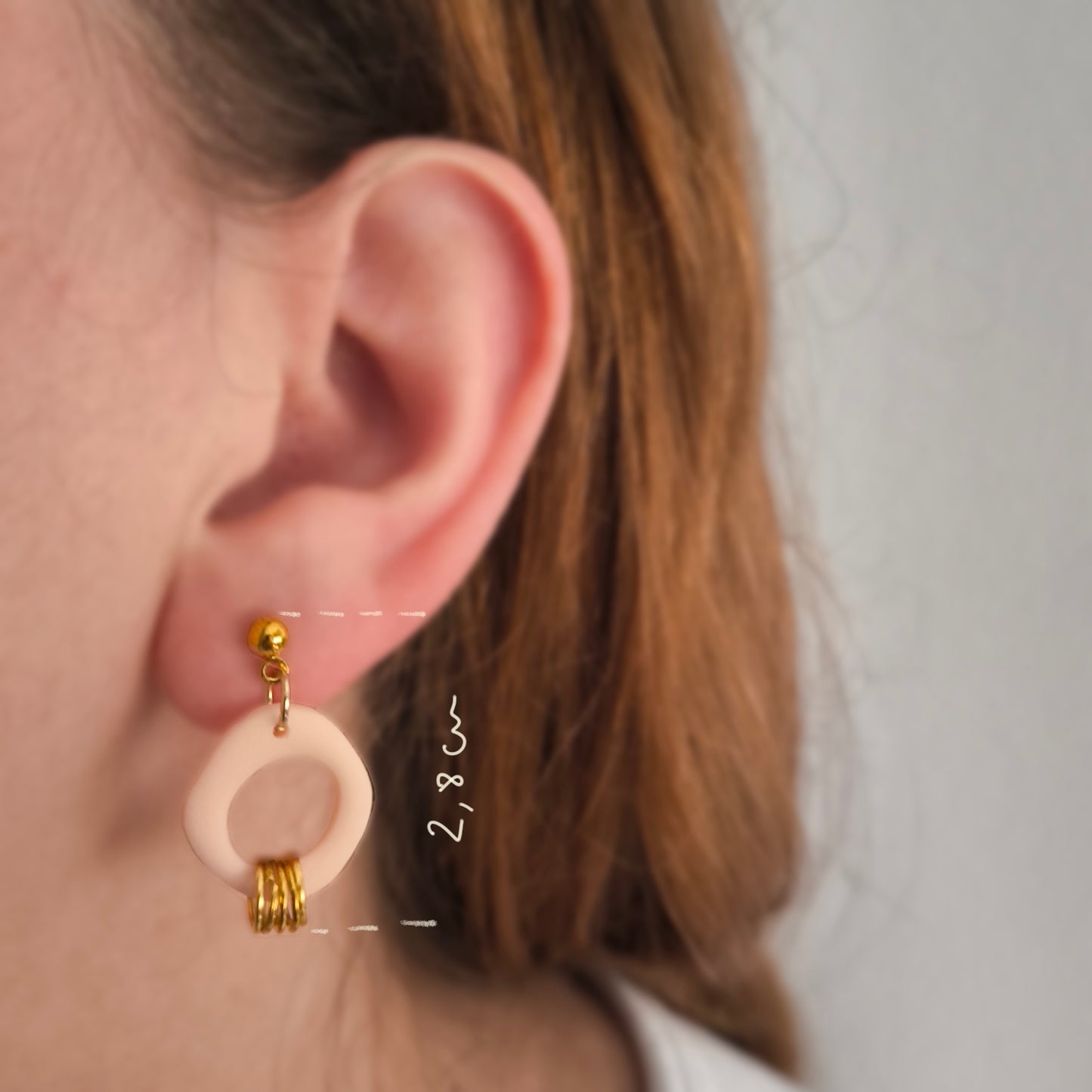 Pendientes artesanales en arcilla polimérica, circulares Alba en color lavanda, con detalles en dorado. Hipoalergenicos, livianos. Hechos en España. Stock limitado. Acero inoxidable