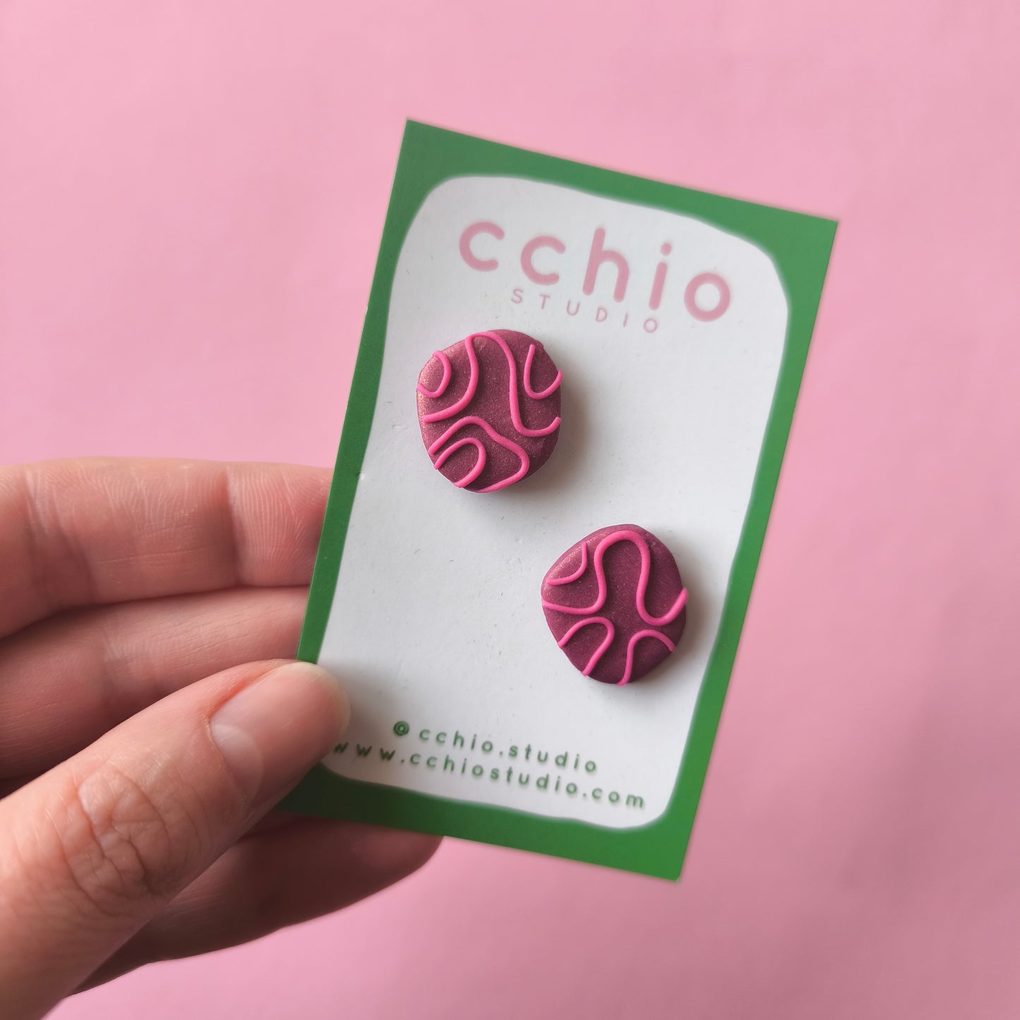 Pendiente botón fucsia con glitter dorado y relieve serpentina 3D