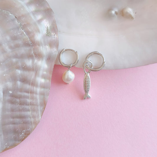 Pendiente artesanal pez con perla en plata