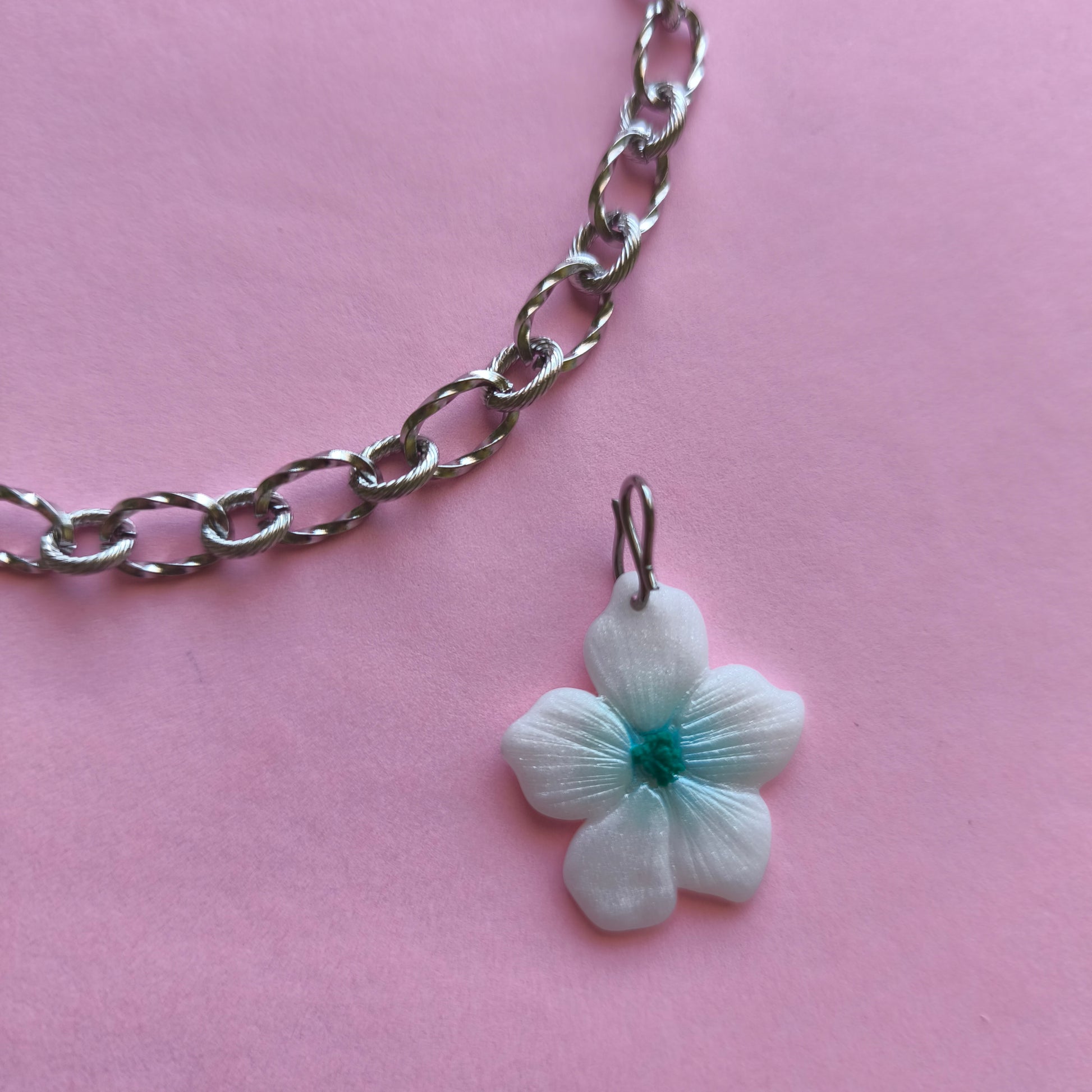 charm artesanal floral Lupe en arcilla polimérica, hecho en España. Acero inoxidable. Livianos. Stock limitado. 