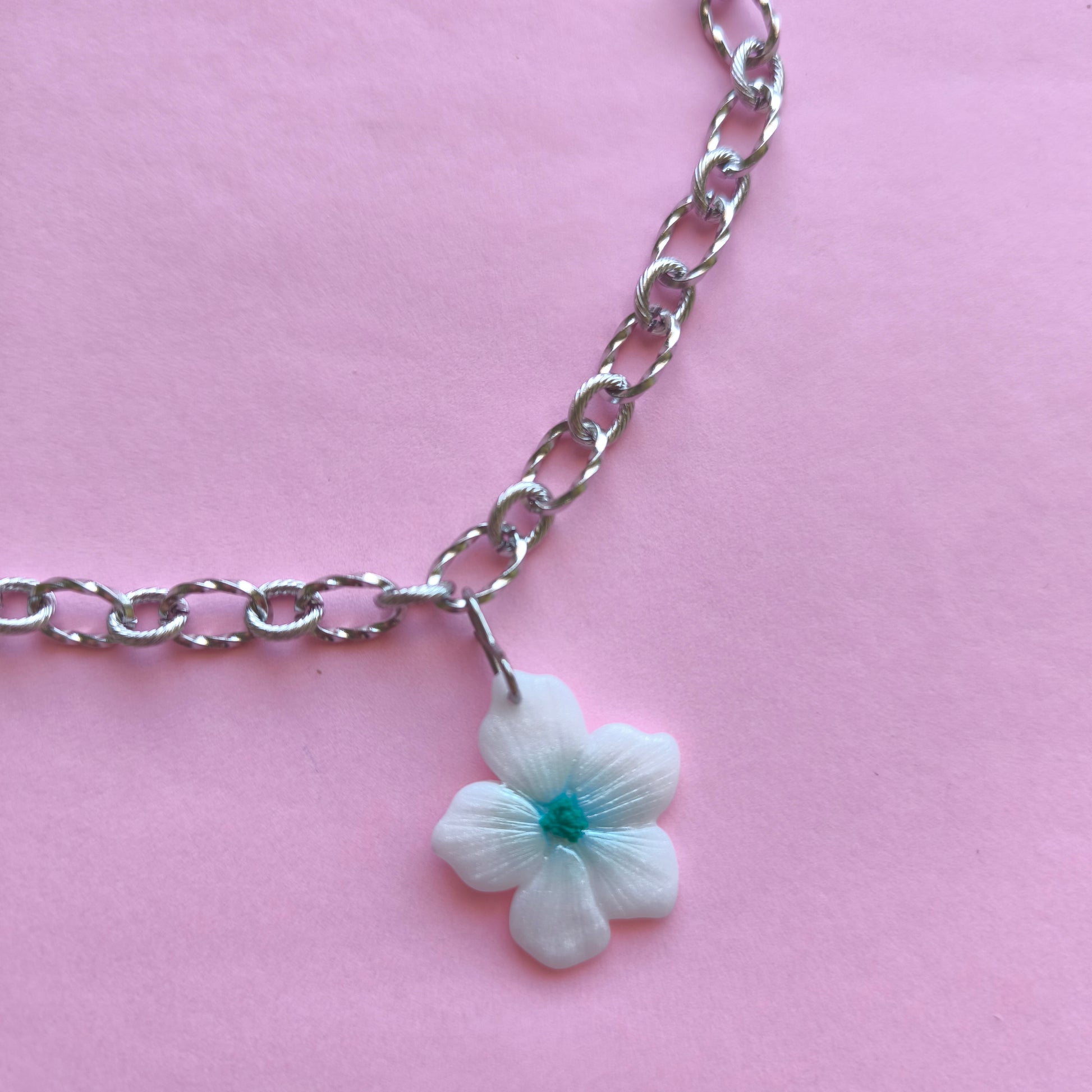 Collar con charm artesanal floral Lupe en arcilla polimérica, hecho en España. Acero inoxidable. Livianos. Stock limitado. Glitter, blanco y verde aqua