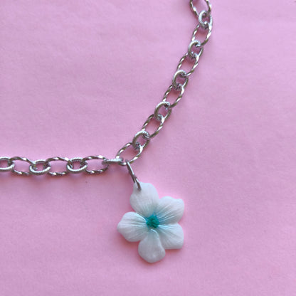 Collar con charm artesanal floral Lupe en arcilla polimérica, hecho en España. Acero inoxidable. Livianos. Stock limitado. Glitter, blanco y verde aqua