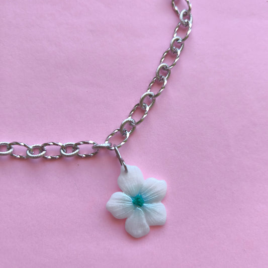 Collar con charm artesanal floral Lupe en arcilla polimérica, hecho en España. Acero inoxidable. Livianos. Stock limitado. Glitter, blanco y verde aqua