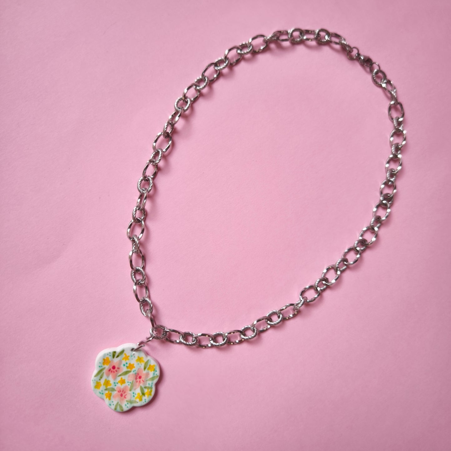 Collar con charm artesanal floral en arcilla polimérica pintado a mano, hecho en España. Acero inoxidable. Livianos. Stock limitado
