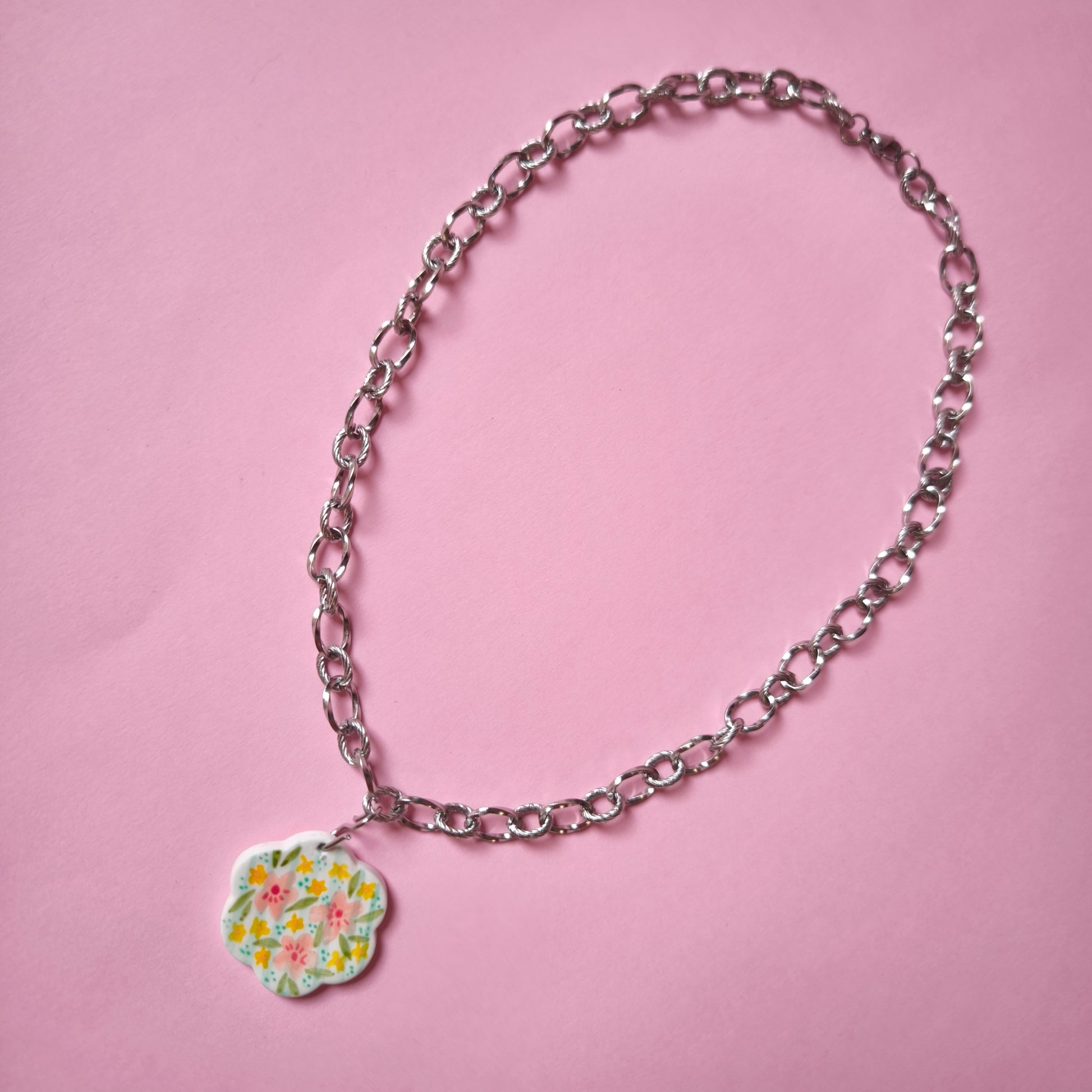 Collar con charm artesanal floral en arcilla polimérica pintado a mano, hecho en España. Acero inoxidable. Livianos. Stock limitado