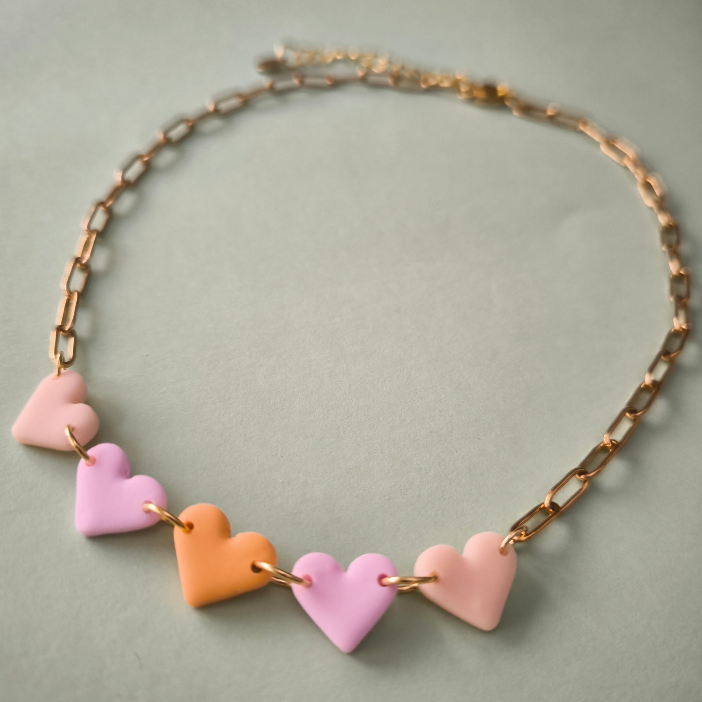 Collar artesanal corazon en arcilla polimérica, hecho en España. Acero inoxidable. Livianos. Stock limitado. Naranja y rosa.