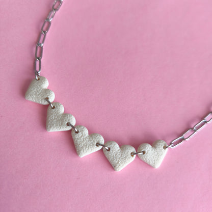 Collar artesanal en arcilla polimérica con relieve. Hipoalergenicos, livianos. Hechos en España. Stock limitado. Acero inoxidable. 