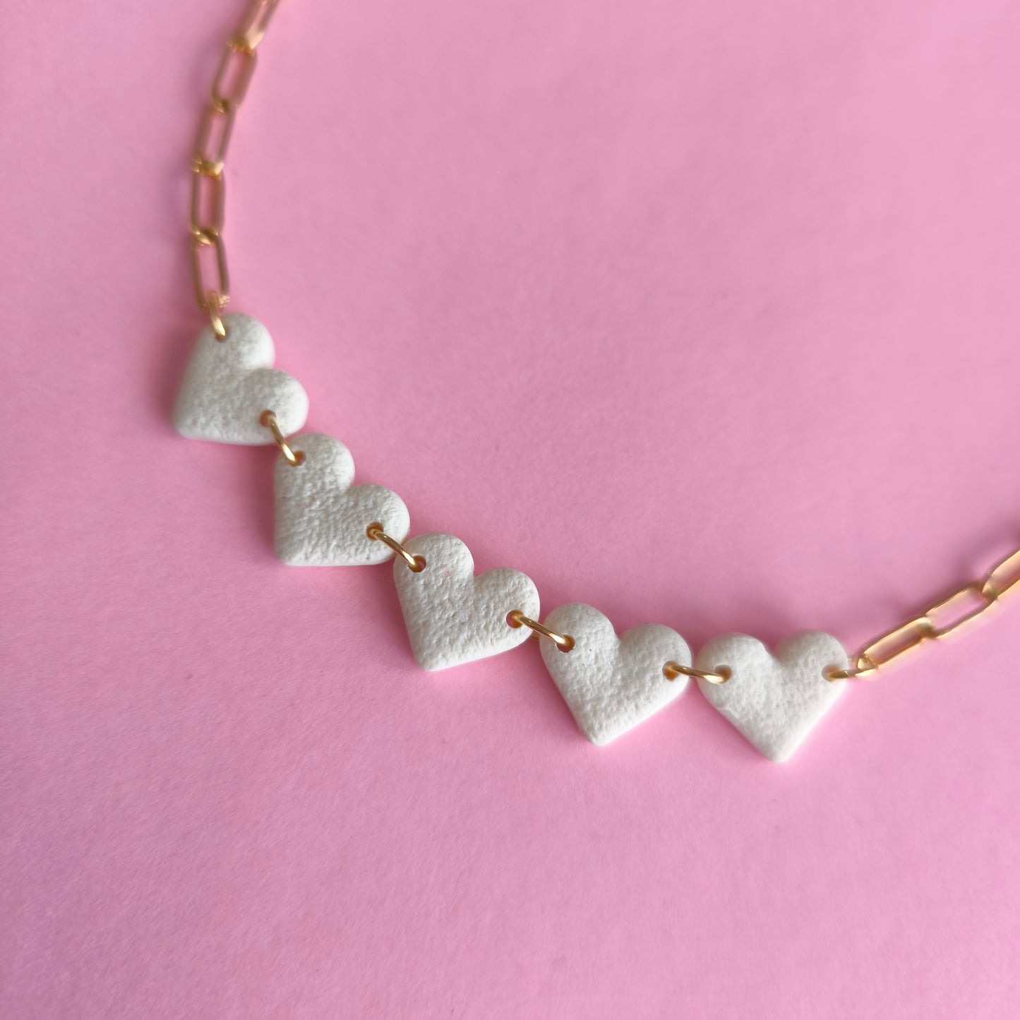 Collar artesanal en arcilla polimérica con relieve. Hipoalergenicos, livianos. Hechos en España. Stock limitado. Acero inoxidable. 