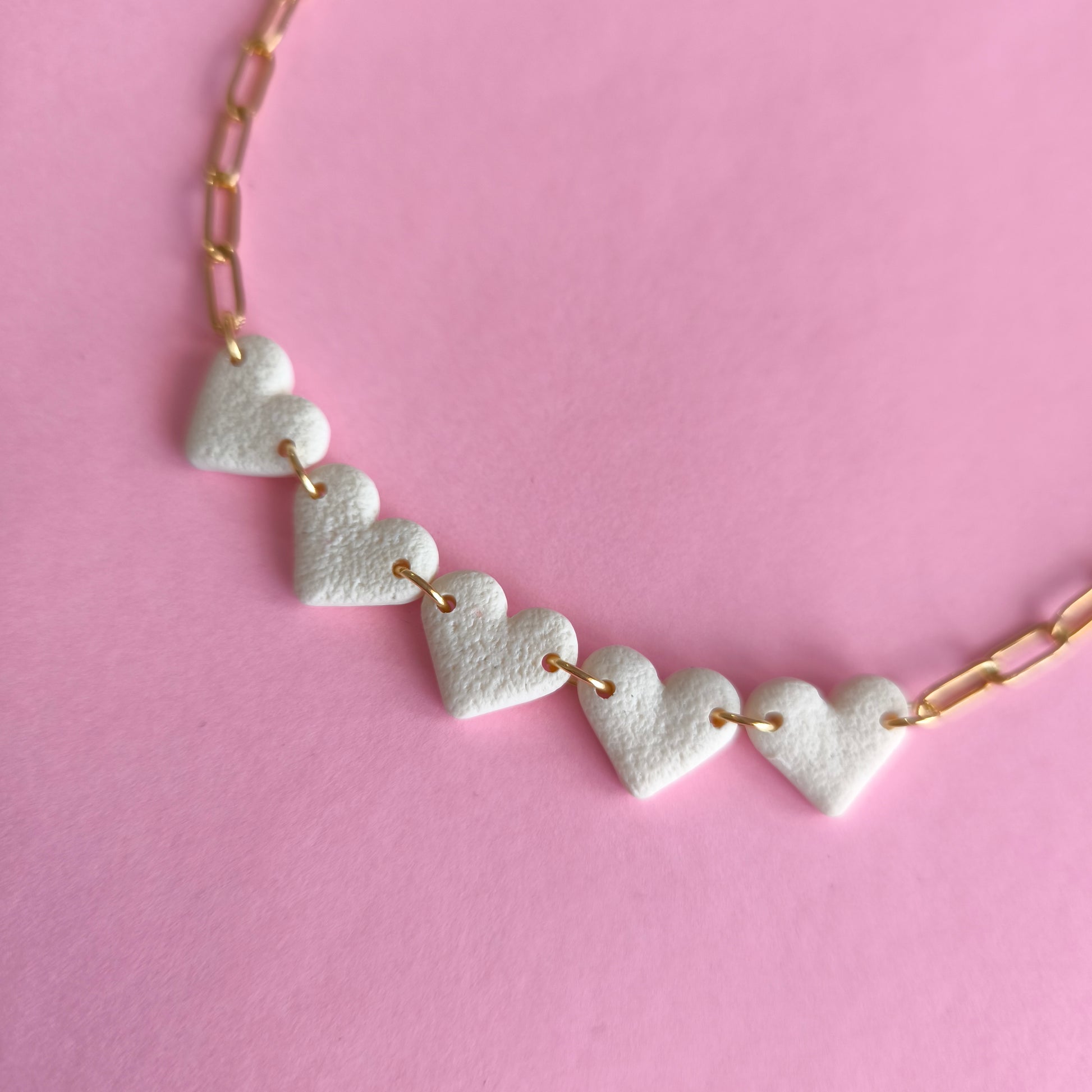 Collar artesanal en arcilla polimérica con relieve. Hipoalergenicos, livianos. Hechos en España. Stock limitado. Acero inoxidable. 