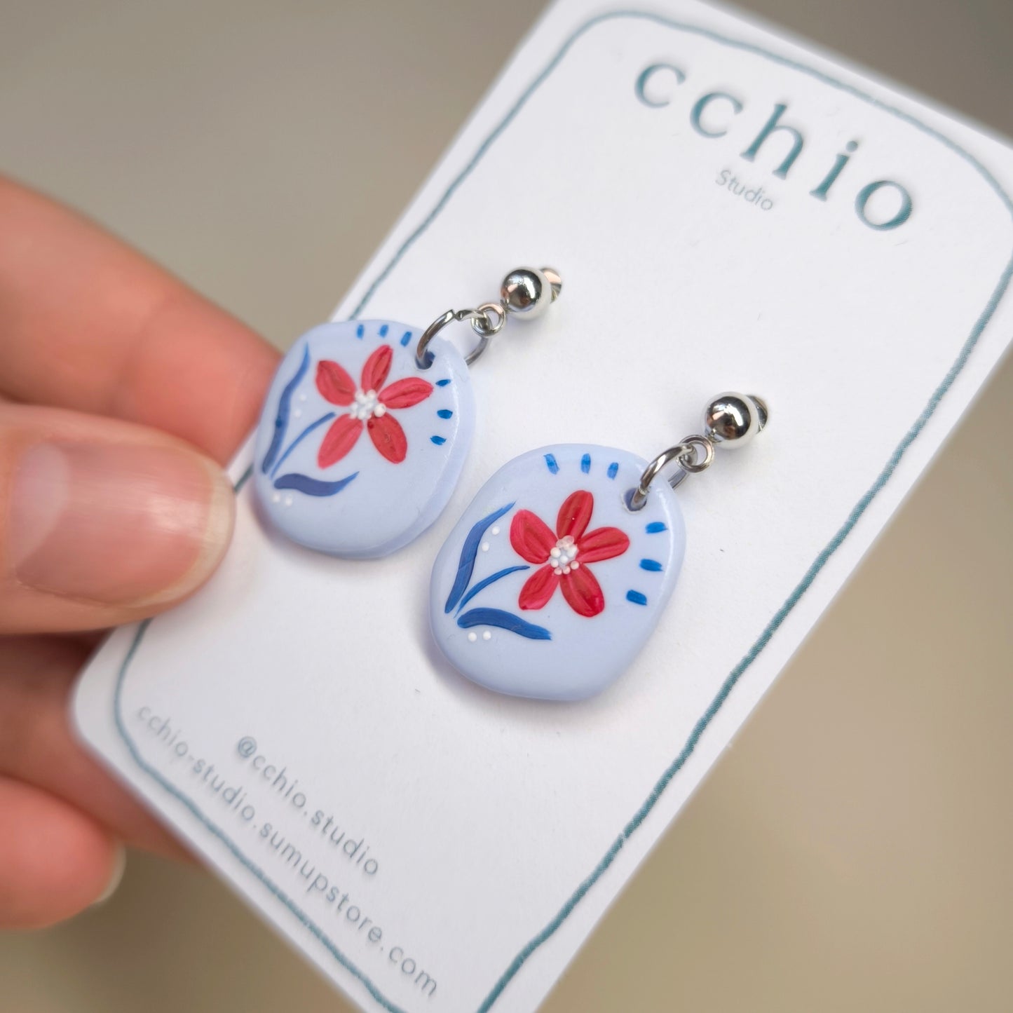 Pendientes celeste con flores rojas pintadas a mano (único)