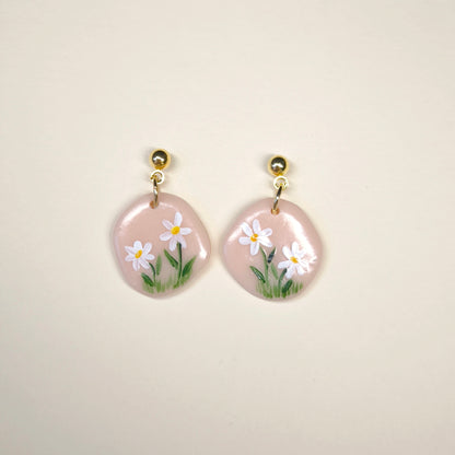 Pendientes rosa pálido con margaritas pastel pintado a mano (único)