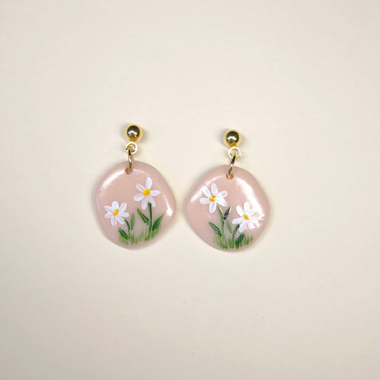 Pendientes rosa pálido con margaritas pastel pintado a mano (único)