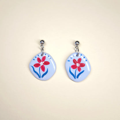 Pendientes celeste con flores rojas pintadas a mano (único)