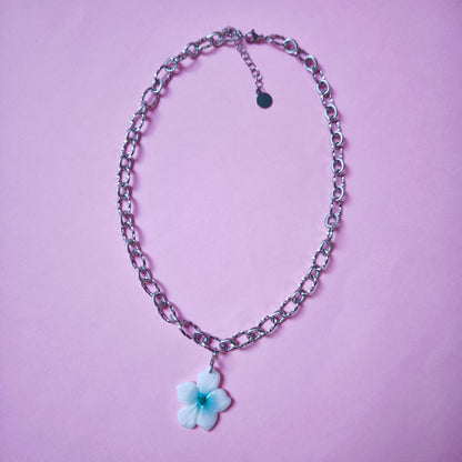 Collar flor Lupe  blanco y celeste cadena