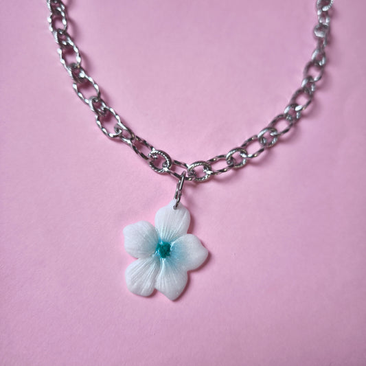 Collar flor Lupe  blanco y celeste cadena