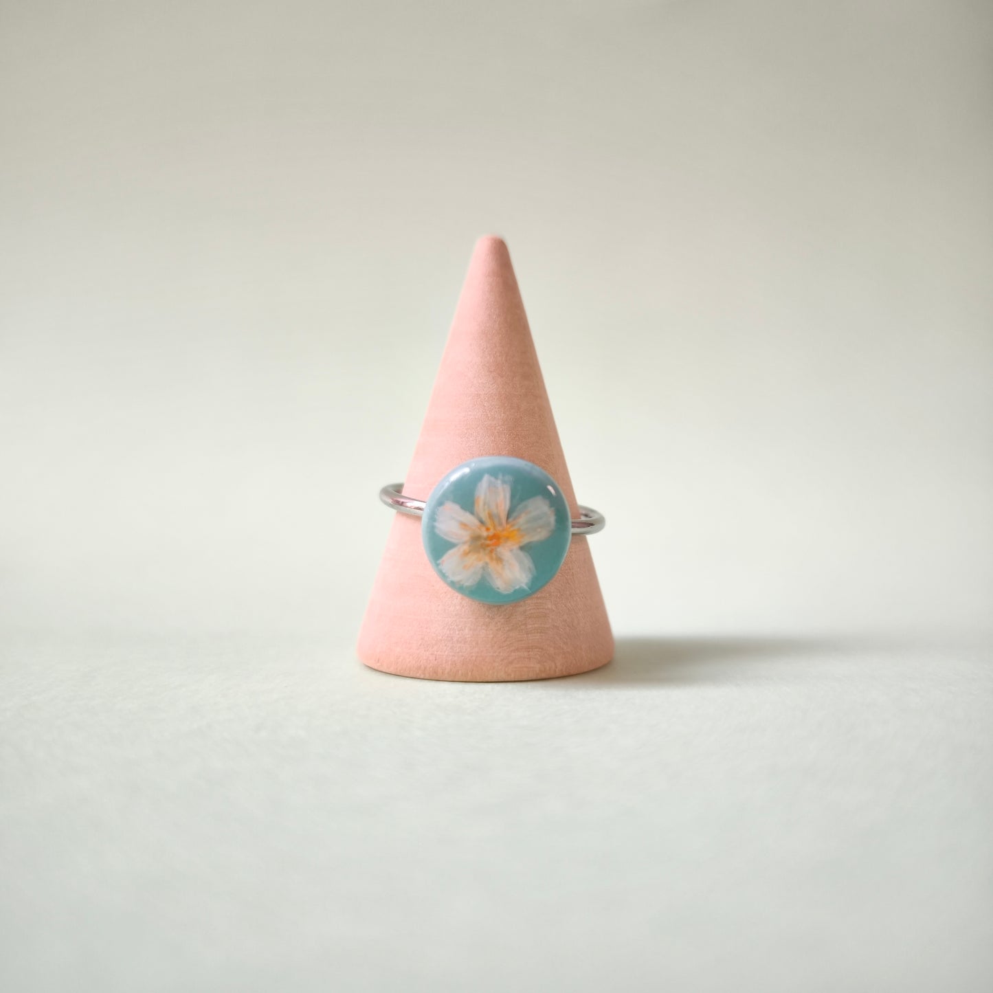 Anillo verde con flor blanca y naranja pintado a mano (único)