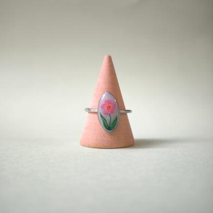 Anillo con flor fucsia pintado a mano (único)