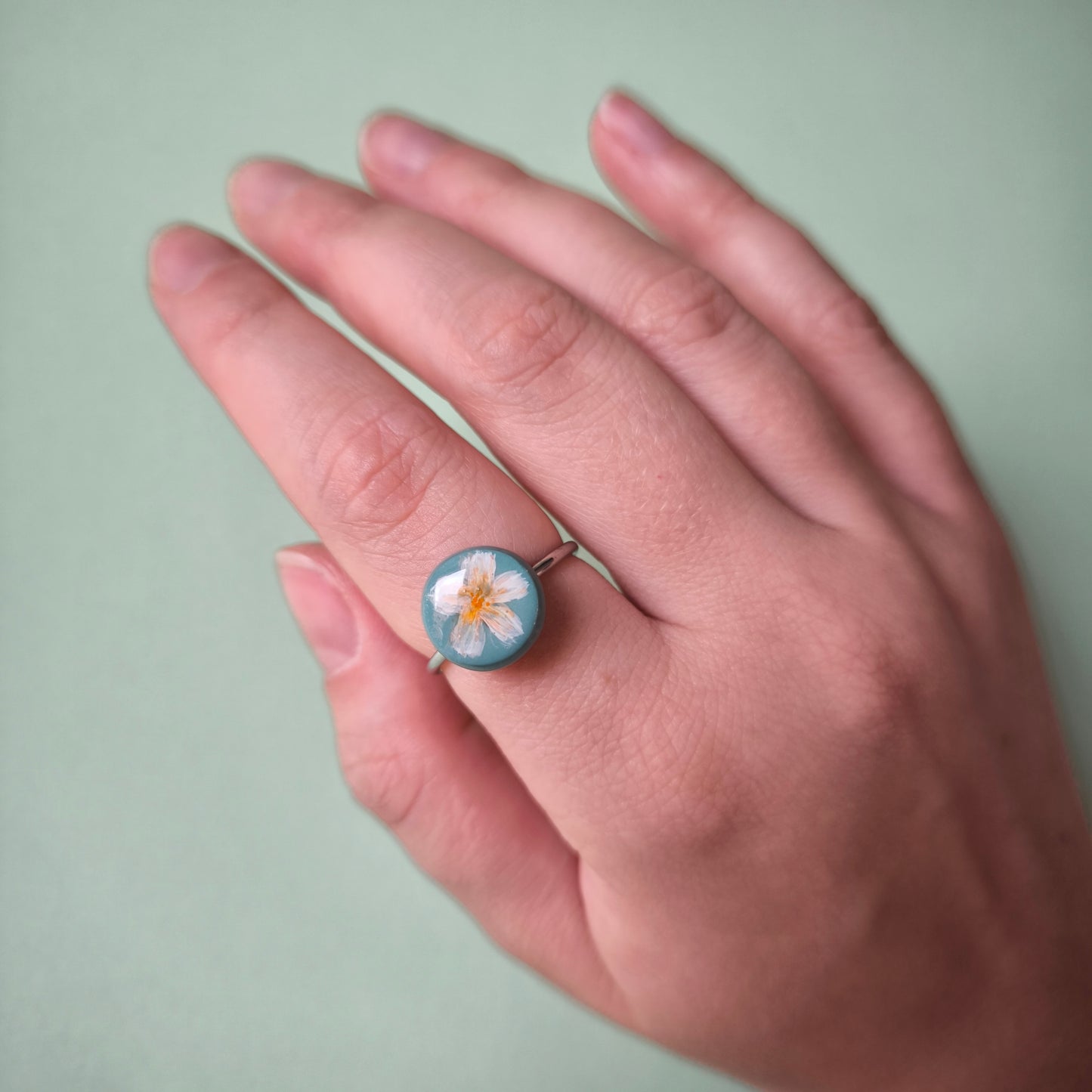 Anillo verde con flor blanca y naranja pintado a mano (único)