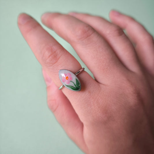 Anillo con flor fucsia pintado a mano (único)