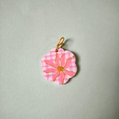 Charm flor cuadros fucsia, rosa y dorado (único)