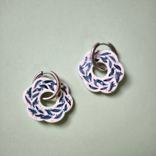 Pendientes flor azul y detalles en rojo pintado a mano (único)