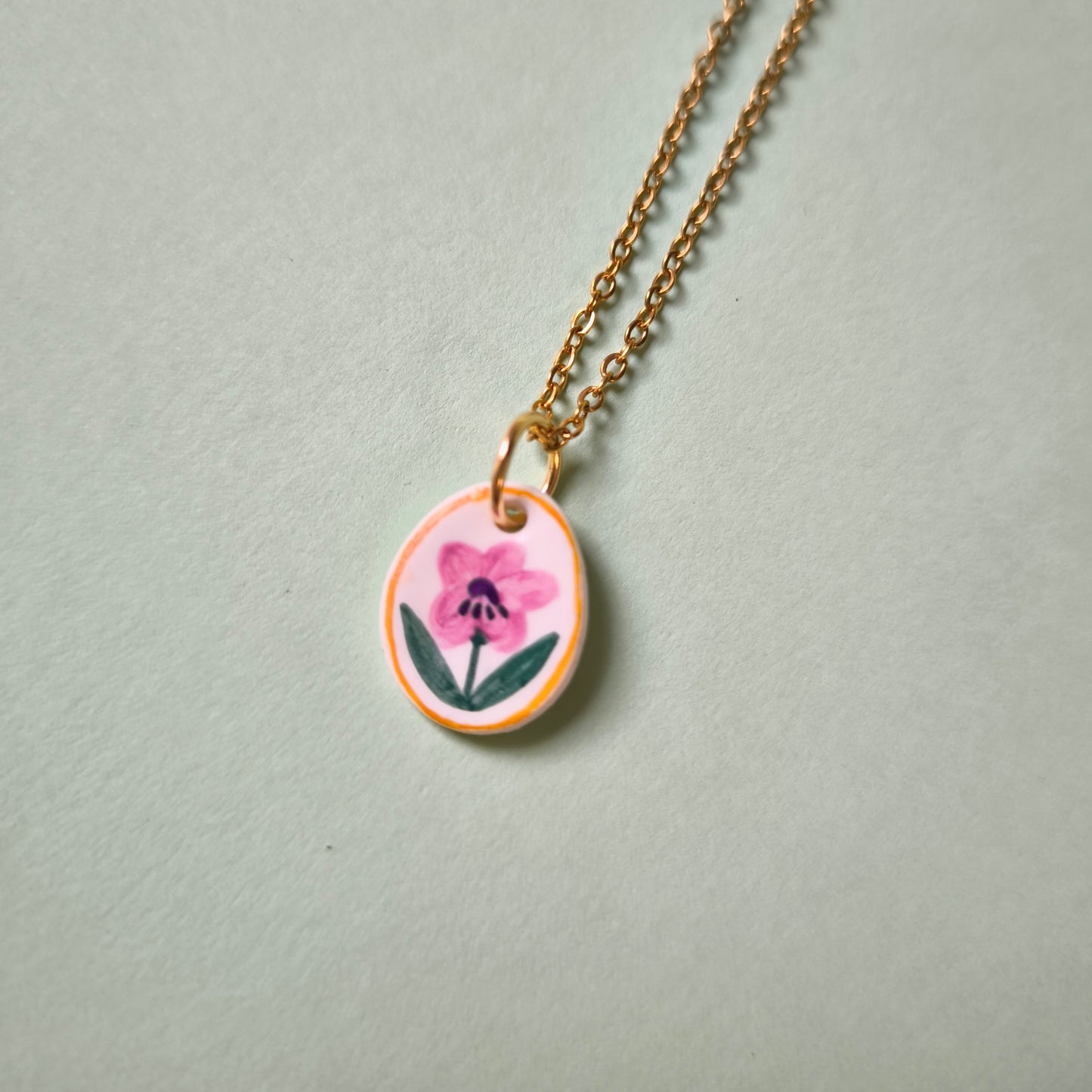 Collar con charm flor lila y naranja (único)