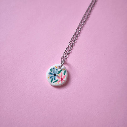 Collar con charm flores rosa y celeste (único)