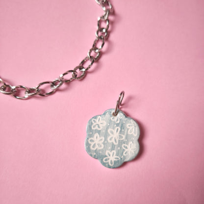 Charm flor Celeste con grabado relieve (único)