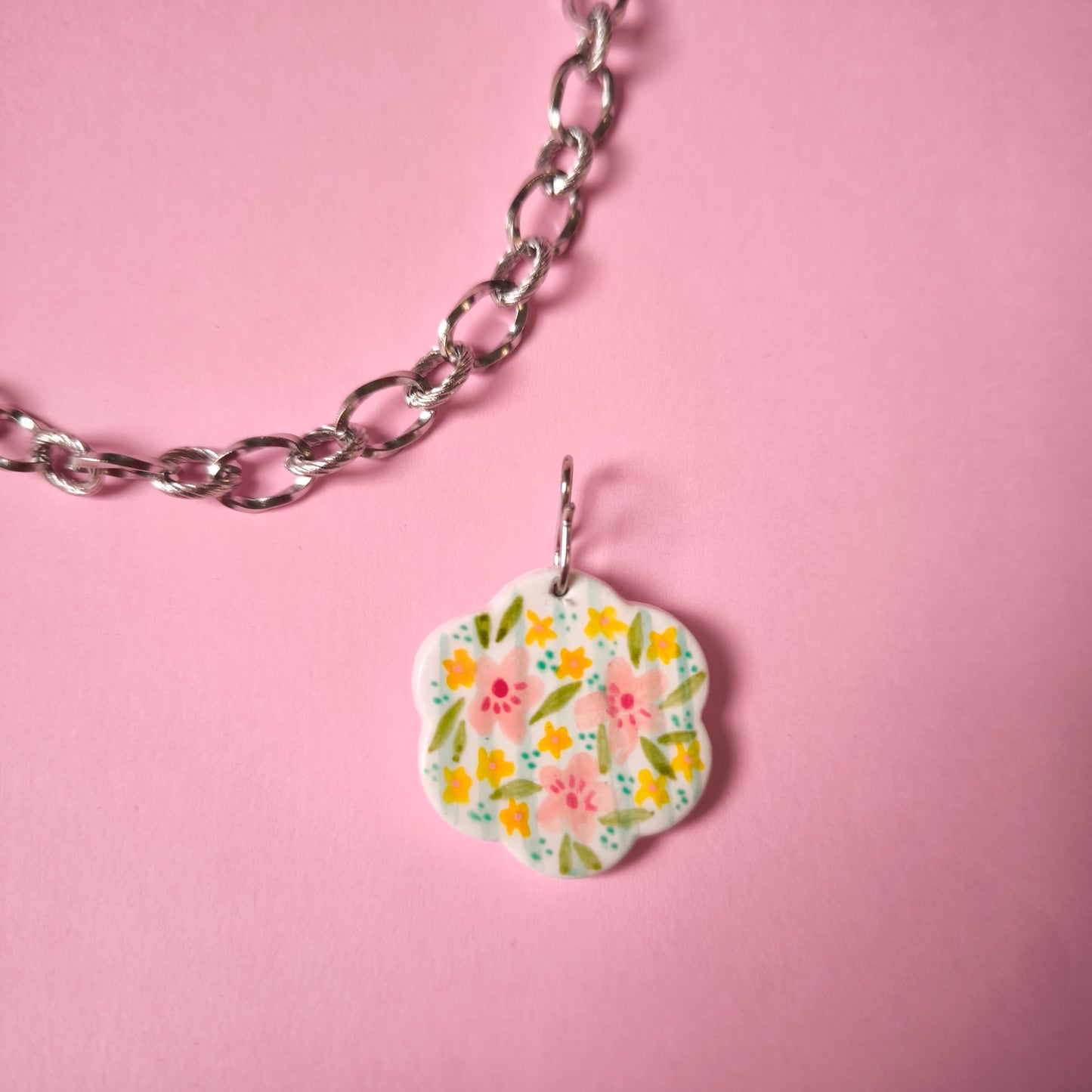 Charm flor cuadros celeste con flores rosa y naranja (único)
