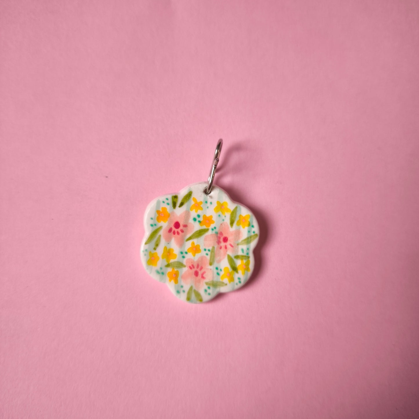 Charm flor cuadros celeste con flores rosa y naranja (único)