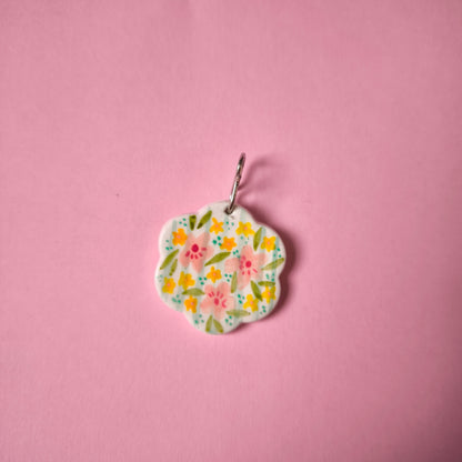 Charm flor cuadros celeste con flores rosa y naranja (único)