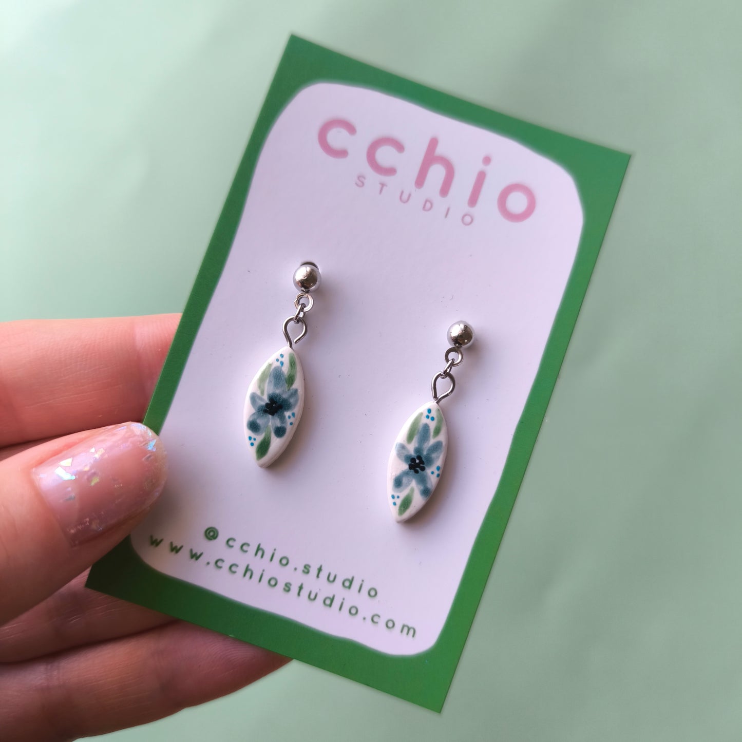 Pendientes pintados a mano rombo flor azul