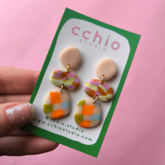 Pendiente Cora rosa, verde, naranja estampado