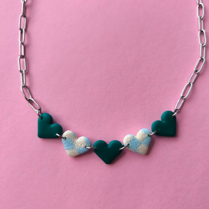 Collar mini corazón a cuadros celeste y blanco, verde