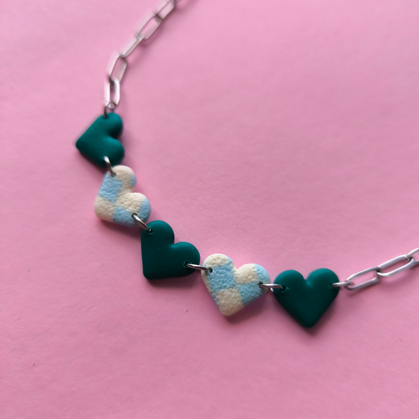 Collar mini corazón a cuadros celeste y blanco, verde