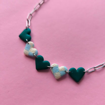 Collar mini corazón a cuadros celeste y blanco, verde