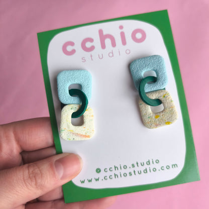 Pendiente Claudina crema. celeste aqua y verde
