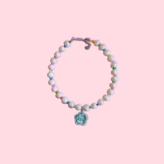 Collar flor Chloe blanco perlado multicolor flor celeste