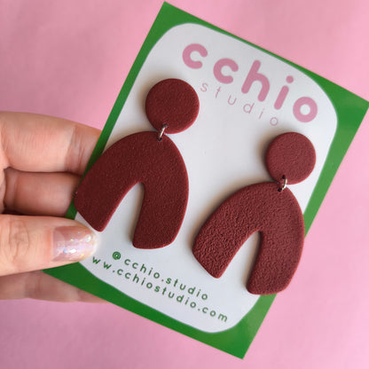 Pendiente artesanal hecho a mano con arcilla polimerica en España. Acero inoxidable