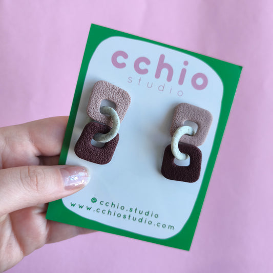 Pendiente artesanal hecho a mano con arcilla polimerica en España. Acero inoxidable