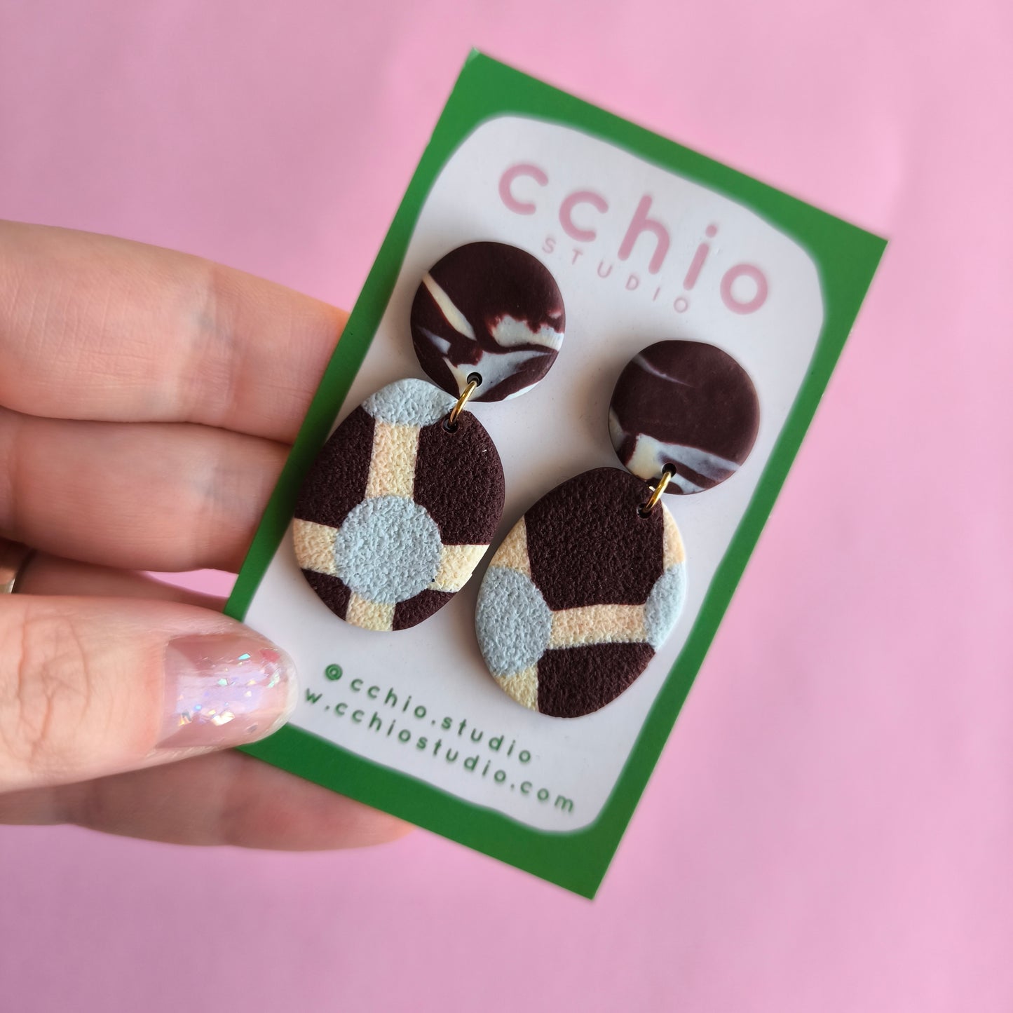 Pendiente artesanal en arcilla polimérica con relieve. Hipoalergenicos, livianos. Hechos en España. Stock limitado. Acero inoxidable. 