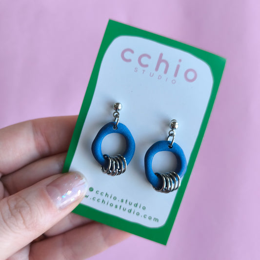 Pendiente artesanal hecho a mano con arcilla polimerica en España. Acero inoxidable