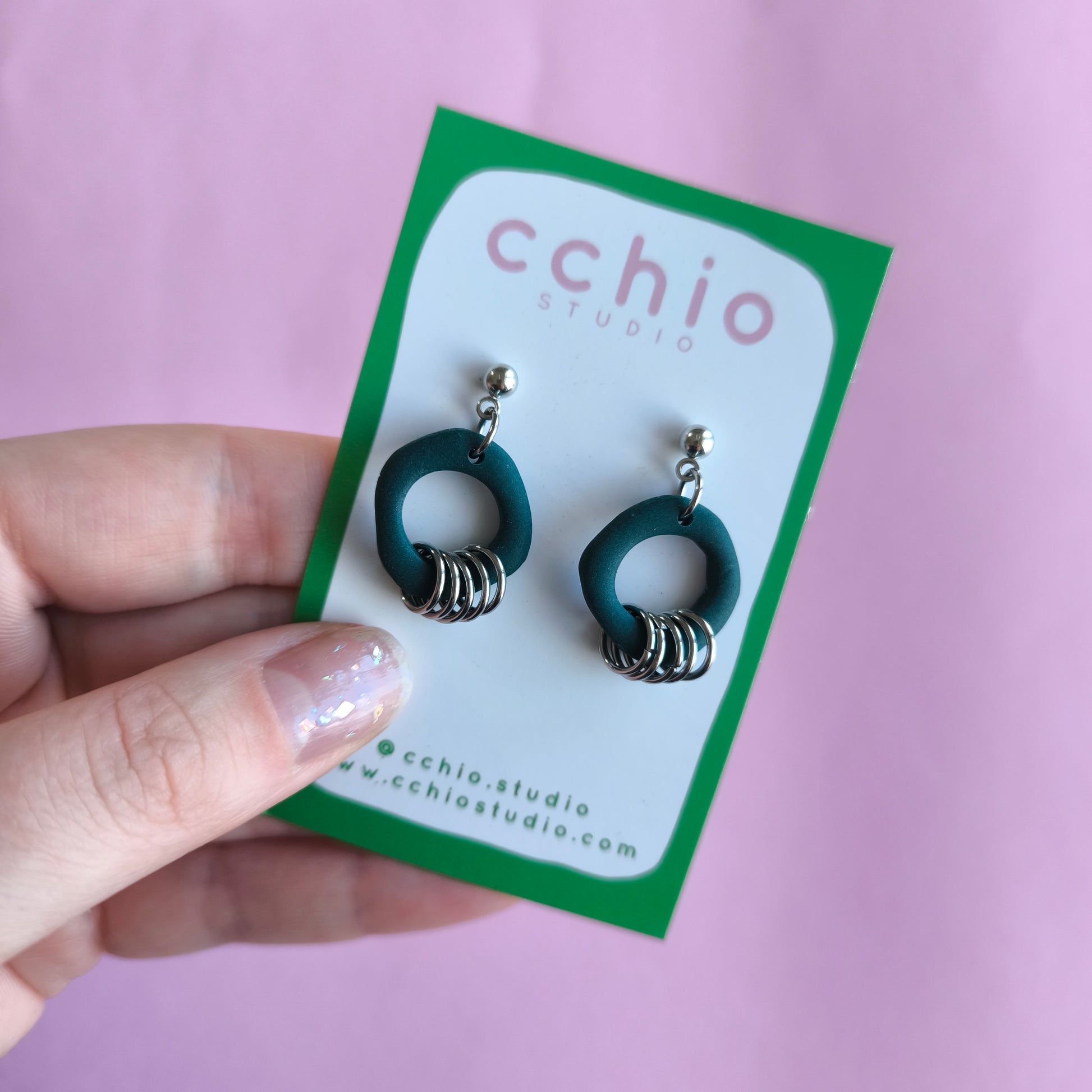 Pendiente artesanal hecho a mano con arcilla polimerica en España. Acero inoxidable