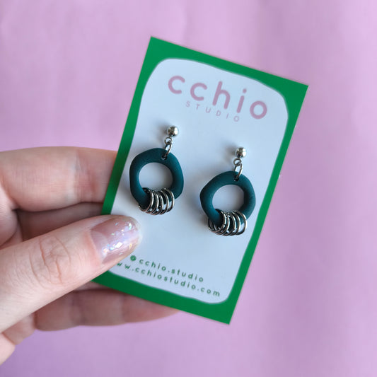 Pendiente artesanal hecho a mano con arcilla polimerica en España. Acero inoxidable