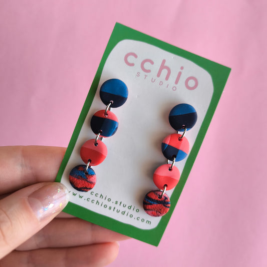 Pendiente artesanal hecho a mano con arcilla polimerica en España. Acero inoxidable