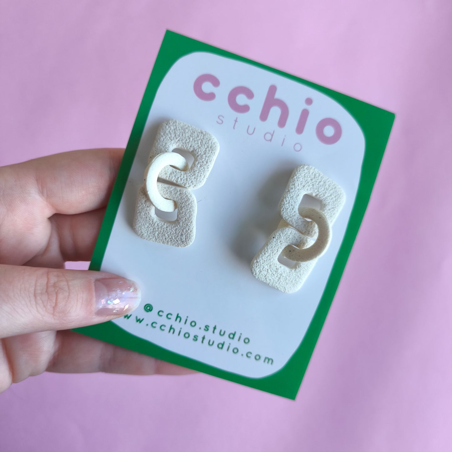 Pendiente artesanal hecho a mano con arcilla polimerica en España. Acero inoxidable