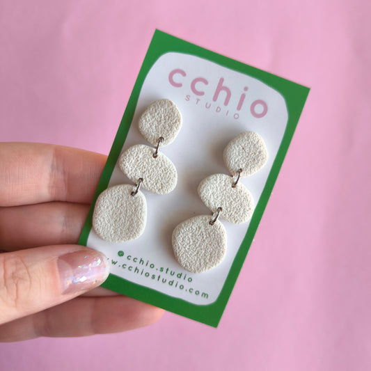 Pendiente artesanal hecho a mano con arcilla polimerica en España. Acero inoxidable