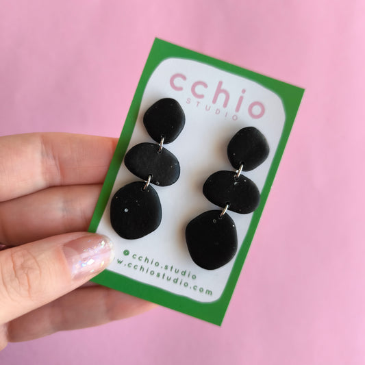 Pendiente artesanal hecho a mano con arcilla polimerica en España. Acero inoxidable