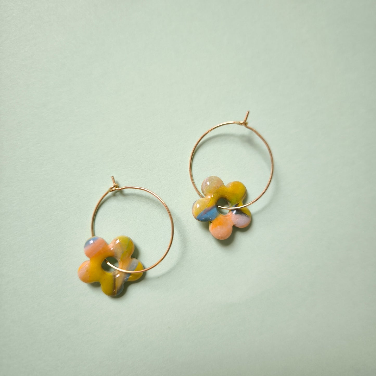 Pendientes artesanales en arcilla polimérica, flor Lidiaa en mármol verde, naranja y amarillo. Hipoalergenicos, livianos. Hechos en España. Stock limitado. Acero inoxidable